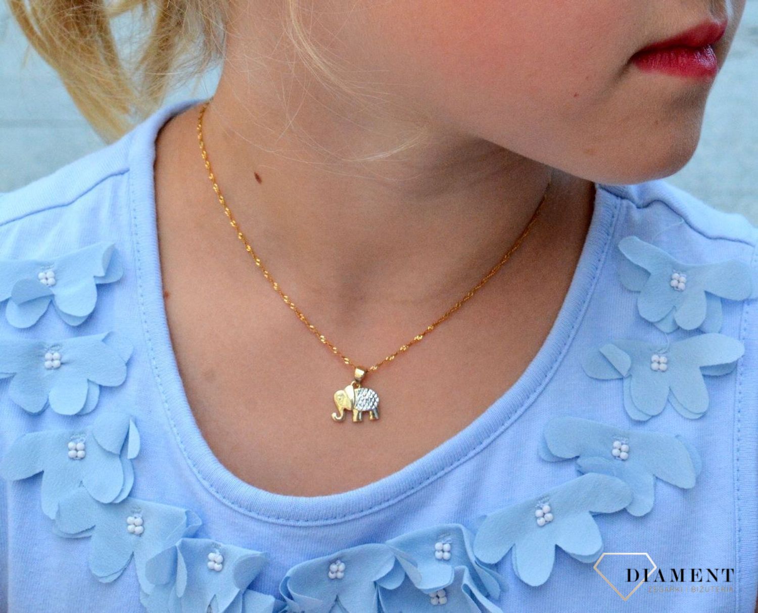 Złota zawieszka 333 słoń z białym złotem ZA 6873 333. Piękno zawarte w subtelnym detalu, w postaci zawieszki o kształcie słonia. Utrzymana w najnowszych trendach złota biżuteria inspirowana motywem amuletów, to oryginalny do.jpg